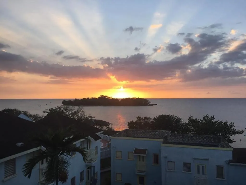 Negril Oceanview Escape - Beachfront Studio Orange Bay